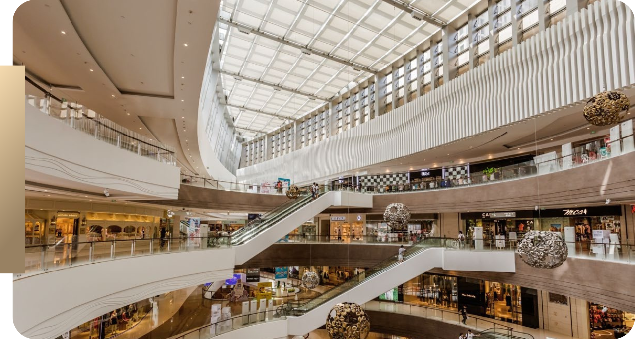 Interior de um shopping center com escadas rolantes