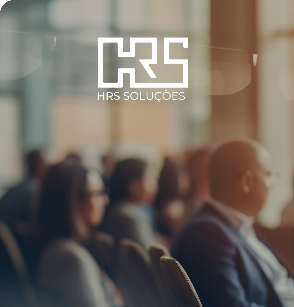 Plateia em um evento corporativo com o logotipo da HRS Soluções