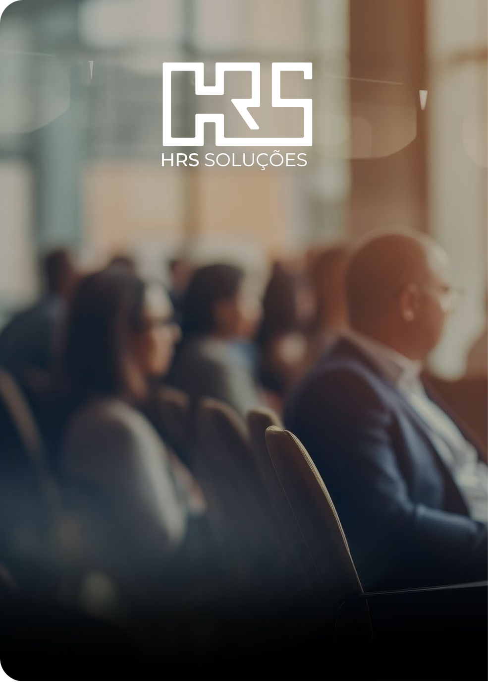 Plateia em um evento corporativo com o logotipo da HRS Soluções