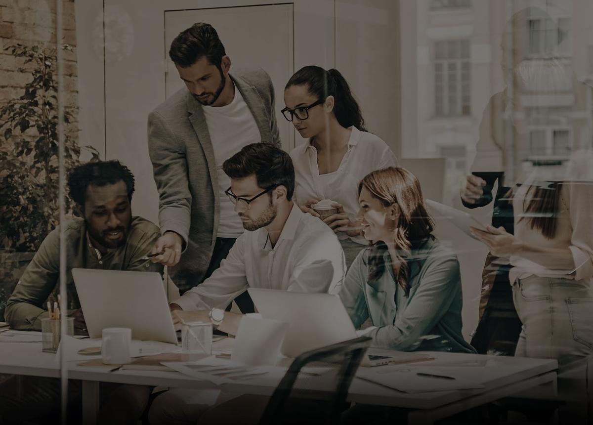 Equipe HRS Soluções em reunião de trabalho